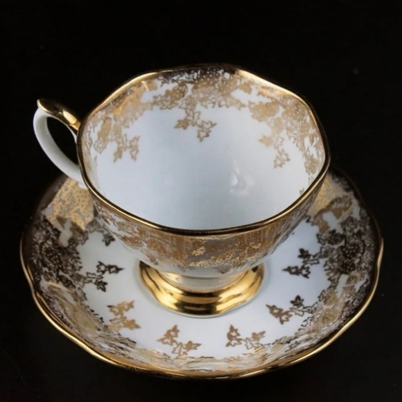 VINTAGE 4 piecea total Albert footed teacup grapevine pattern 22k gold gilt - Picture 3 of 10